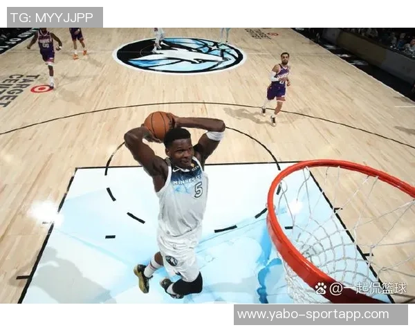 兰德尔上半场表现稳定11投6中贡献14分4篮板1助攻1抢断