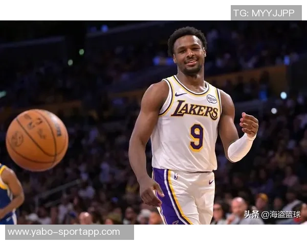 布朗尼单臂劈扣震撼全场詹姆斯感慨上空气与众不同