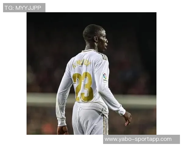 阿什拉夫积极恢复中观看皇马比赛与朋友聚会依靠助行器行走展现乐观态度 阿什拉夫积极恢复中观看皇马比赛与朋友聚会依靠助行器行走展现乐观态度